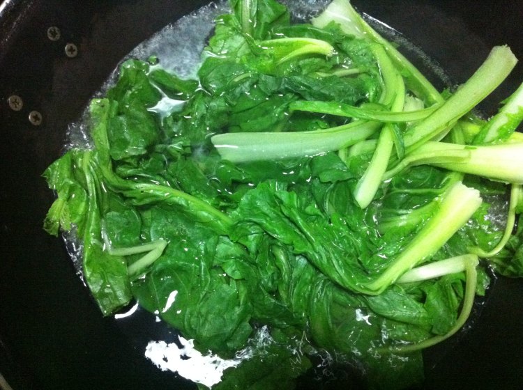 韭菜小白菜鸡蛋蒸饺步骤2