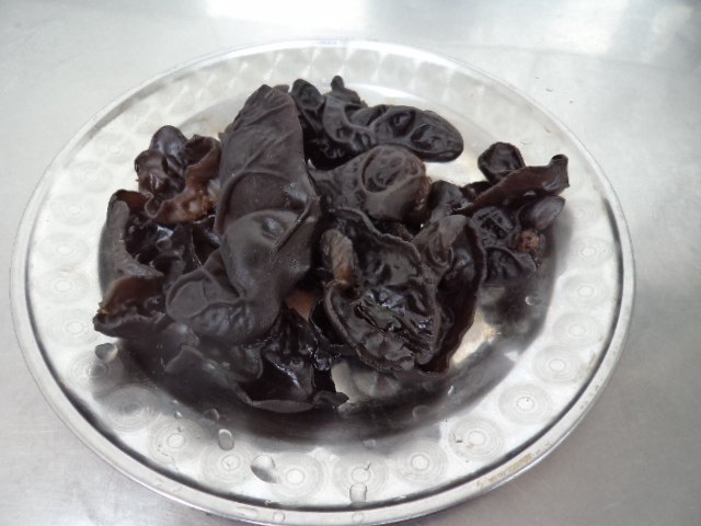 芹菜木耳猪肉馅水饺步骤2
