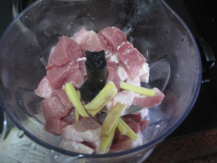 蒜苔木耳馅饺子步骤1