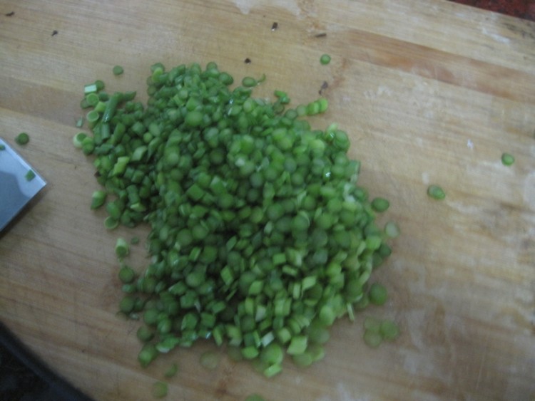 蒜苔木耳馅饺子步骤2
