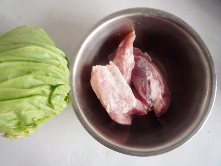 猪肉圆白菜水饺步骤2