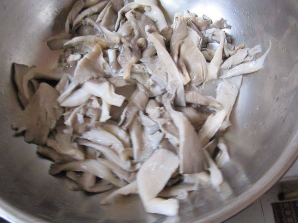 韭菜猪肉蘑菇饺步骤1