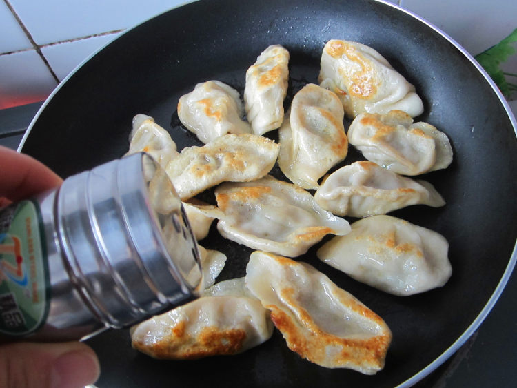 孜然煎饺步骤6