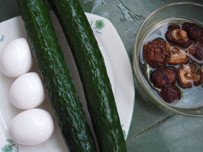 黄瓜鸡蛋香菇饺子步骤1