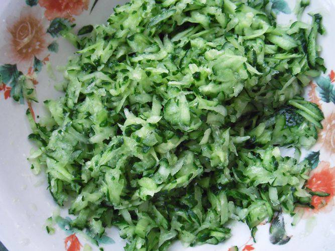黄瓜鸡蛋香菇饺子步骤2