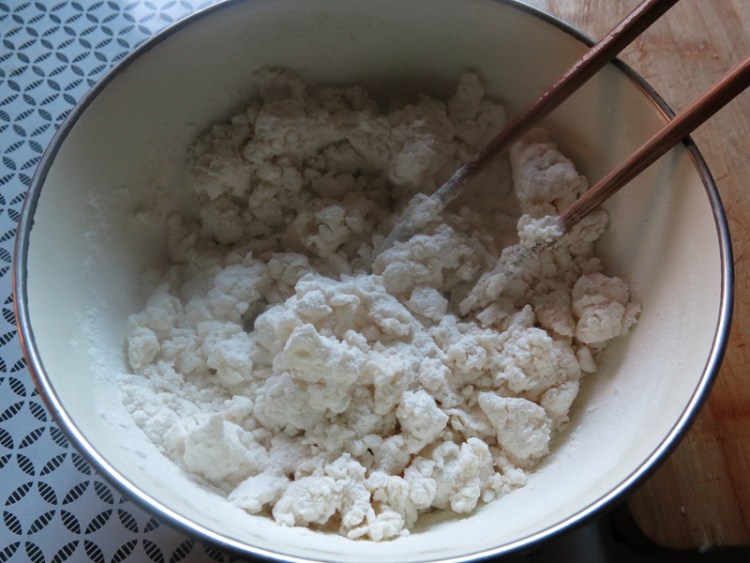 海鲜菇烫面蒸饺步骤1