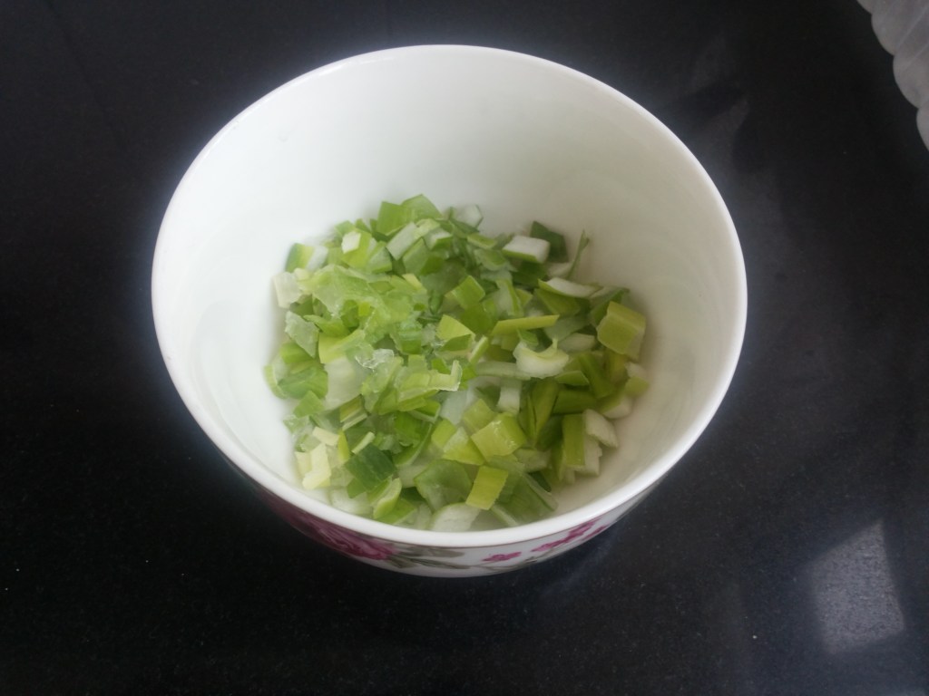韭菜虾仁饺子步骤2
