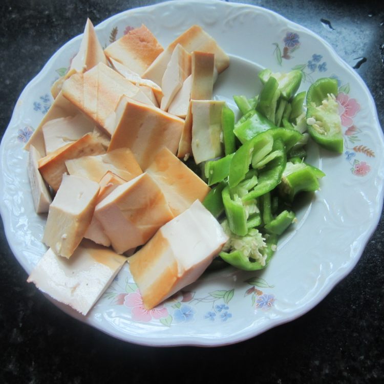 香干青椒炒饺子步骤2