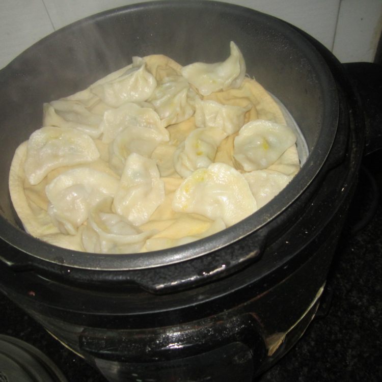 香干青椒炒饺子步骤1