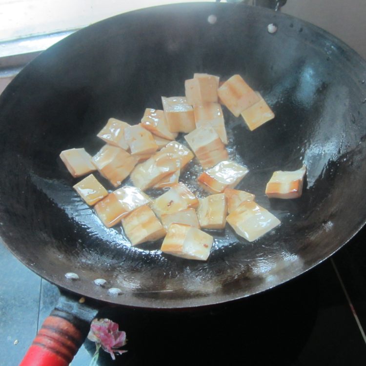 香干青椒炒饺子步骤3