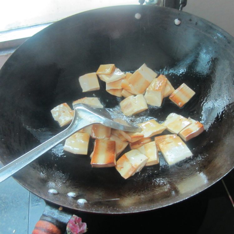 香干青椒炒饺子步骤4