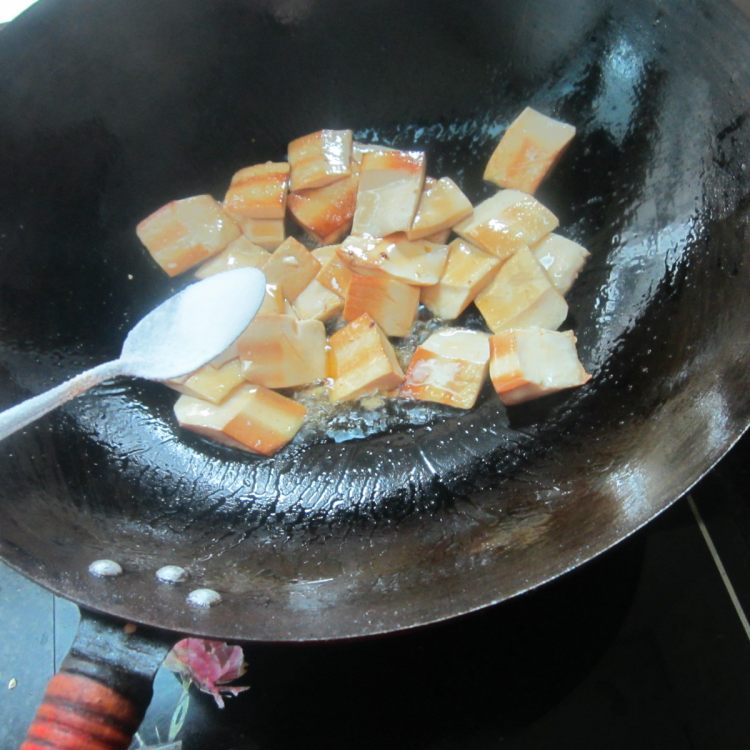 香干青椒炒饺子步骤5