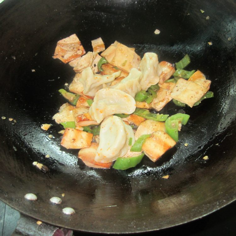 香干青椒炒饺子步骤6