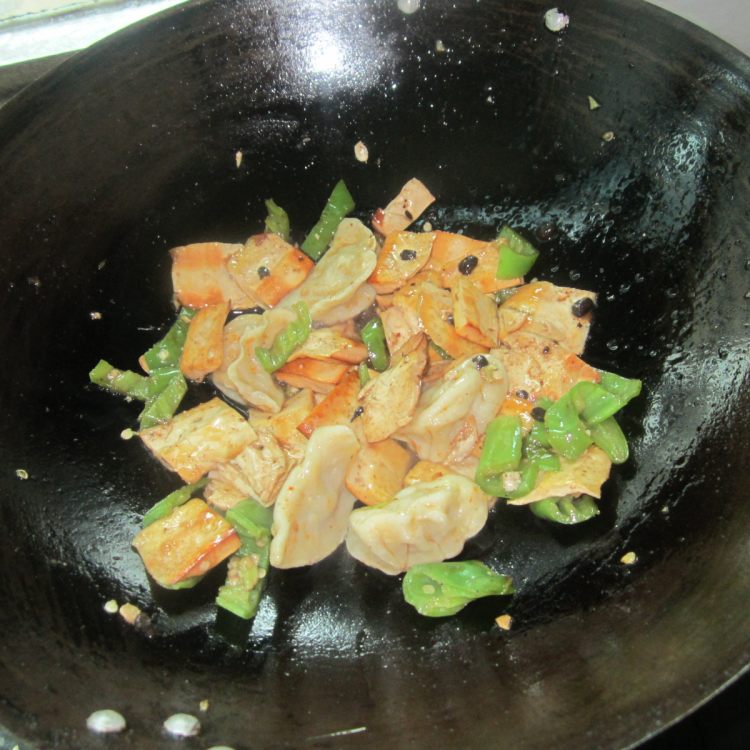 香干青椒炒饺子步骤7