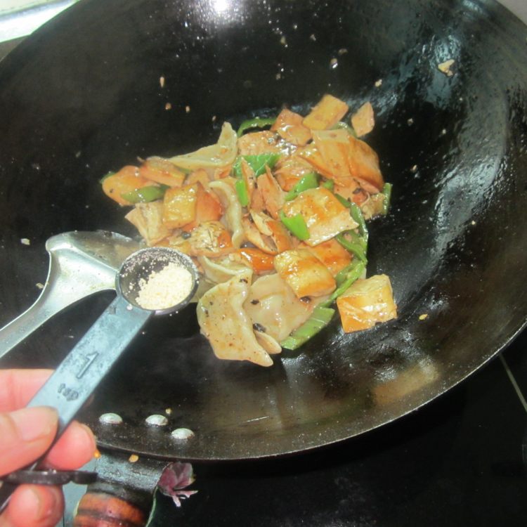 香干青椒炒饺子步骤8