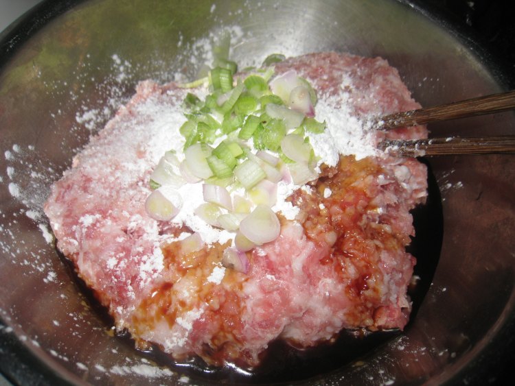 香菇木耳猪肉饺步骤1
