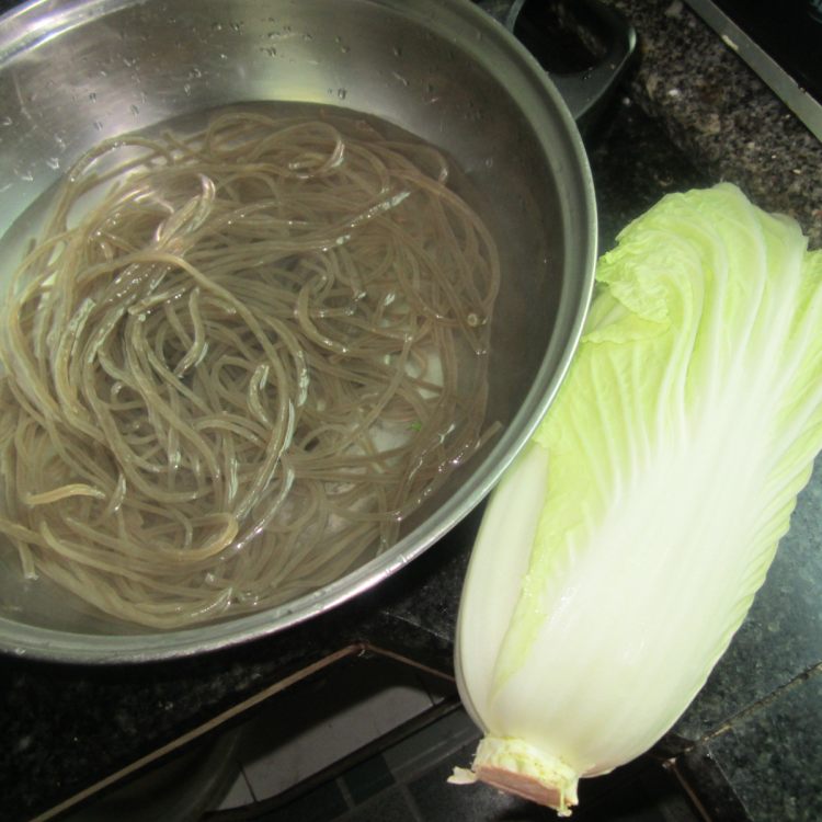 白菜南粉煮饺子步骤1