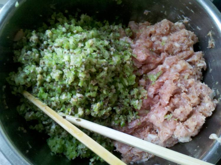 香菇芹菜鲜肉饺步骤5