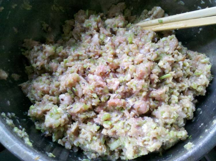 香菇芹菜鲜肉饺步骤6
