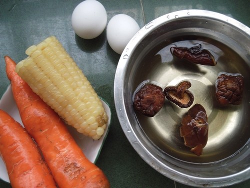 香菇玉米胡萝卜饺子步骤1