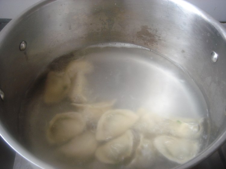 酸汤红油水饺步骤2