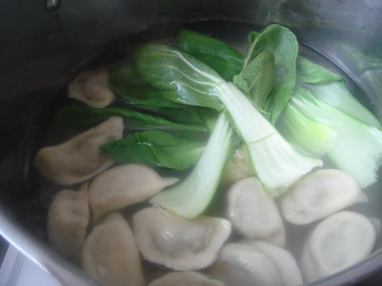 酸汤红油水饺步骤3