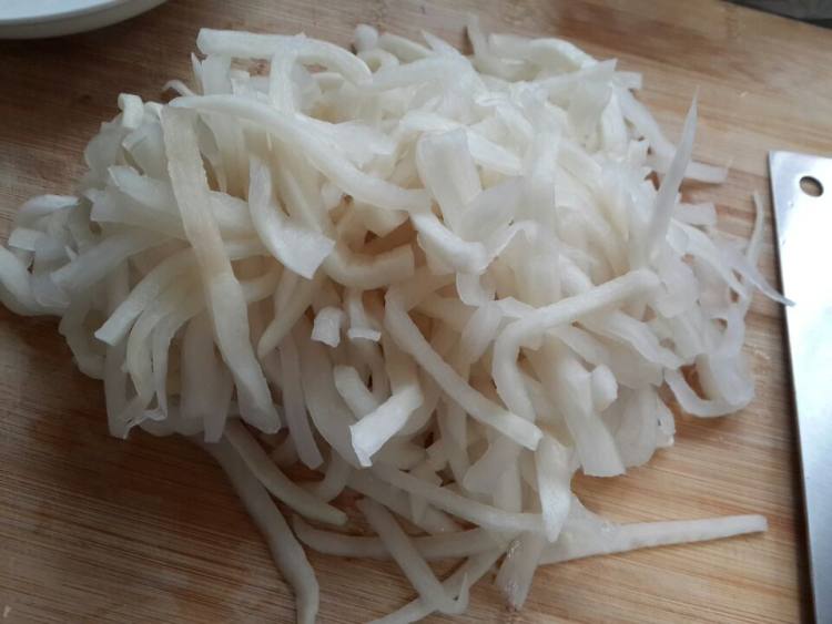 干萝卜条里脊饺子步骤2