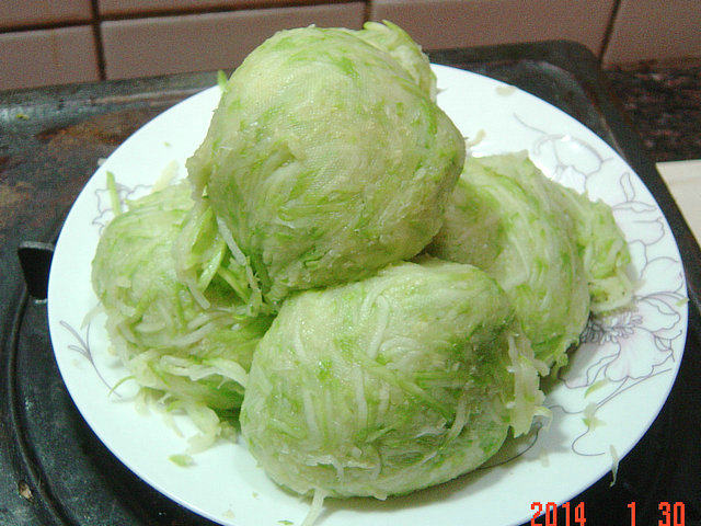 角瓜虾仁蒸饺步骤2
