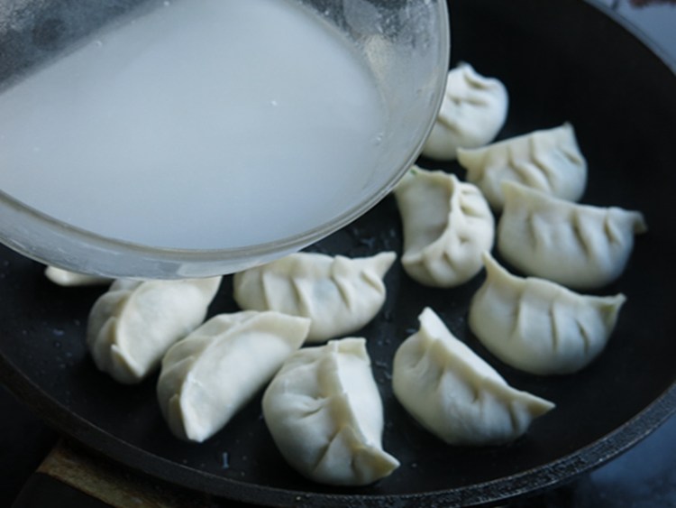 西葫芦韭菜冰花煎饺步骤15