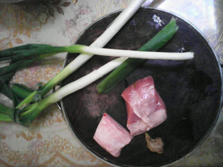大葱鲜肉饺子步骤1