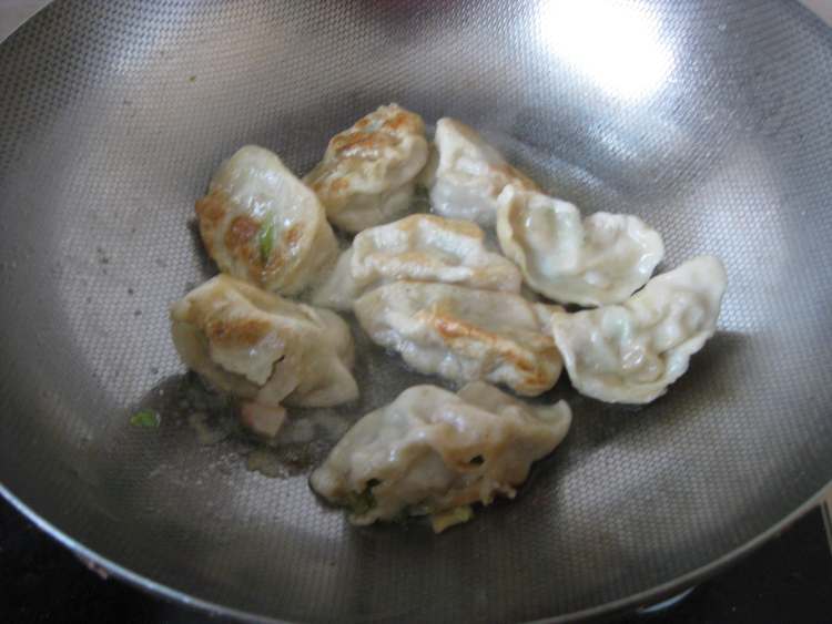 油煎水饺步骤4