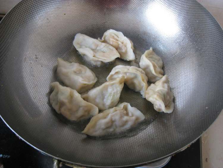 油煎水饺步骤3