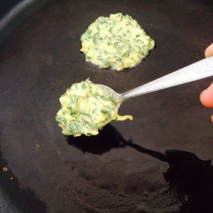 荠菜鸡蛋喧饼步骤7