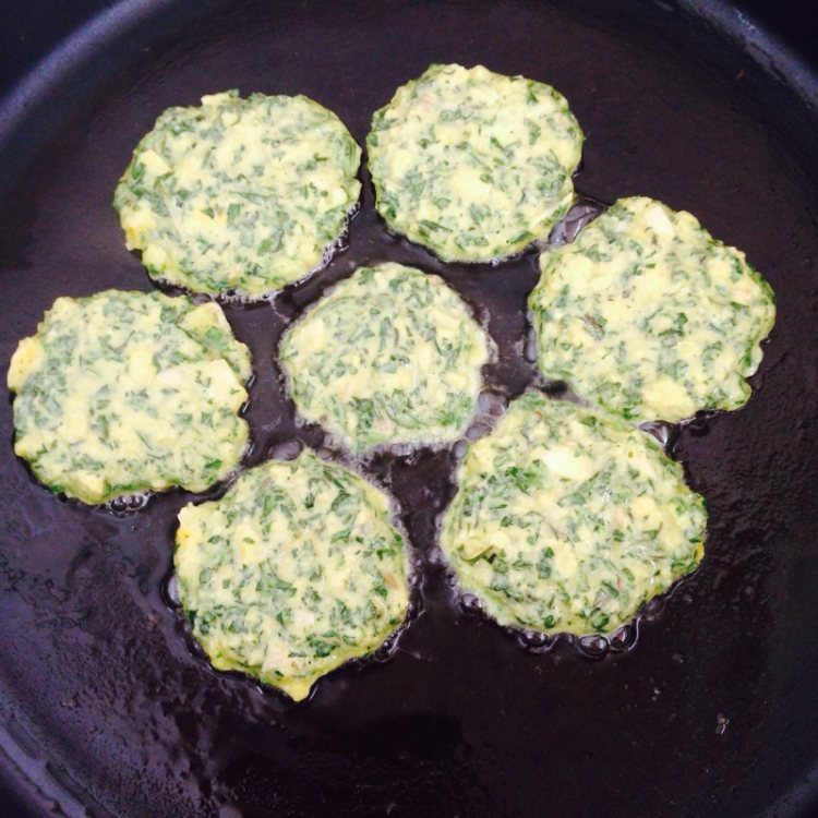 荠菜鸡蛋喧饼步骤8