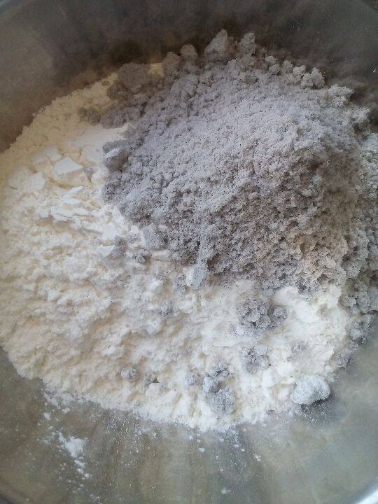 刀切黑芝麻白面馒头步骤1