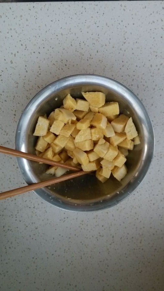 培根鲜虾炒馒头步骤4