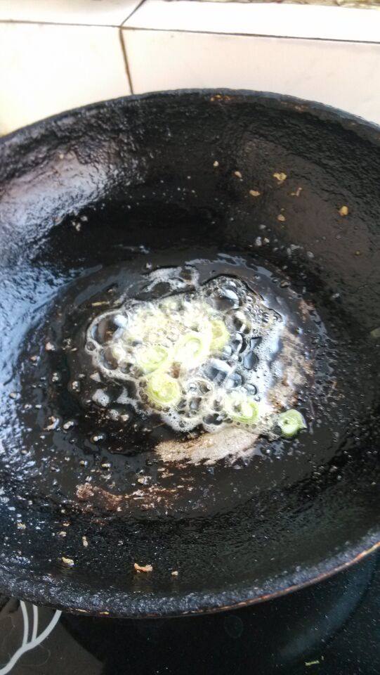 培根鲜虾炒馒头步骤9