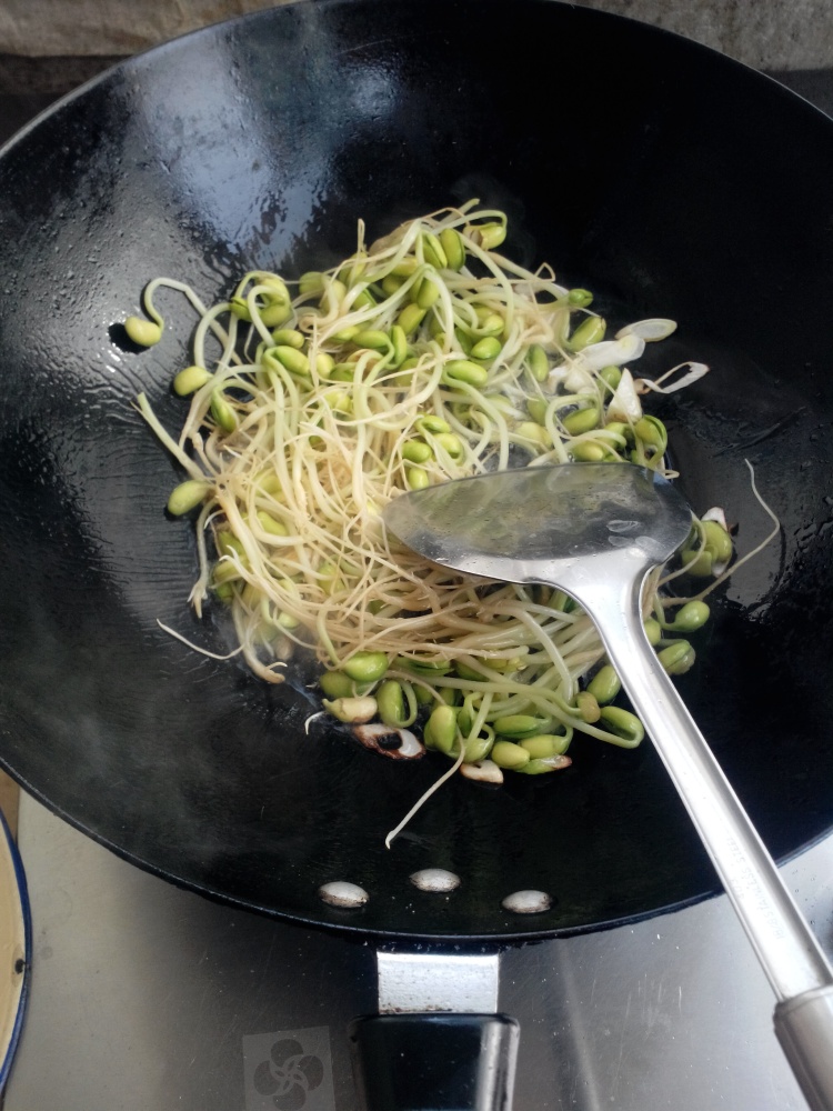 黄豆芽炒馒头步骤6