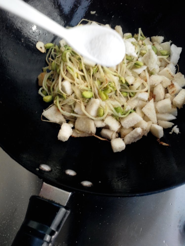 黄豆芽炒馒头步骤9