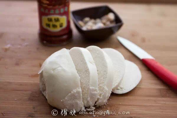 香辣牛肉粒馒头片步骤1
