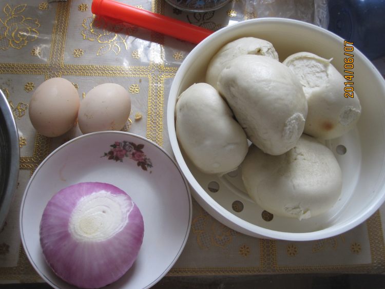 洋葱炒馒头步骤1