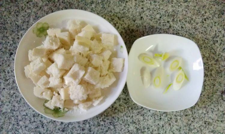 酱香鸡蛋炒馒头步骤1
