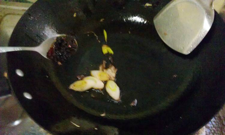 酱香鸡蛋炒馒头步骤5