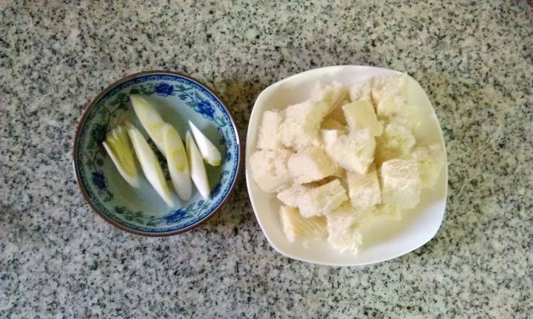 香菇酱炒馒头粒步骤2