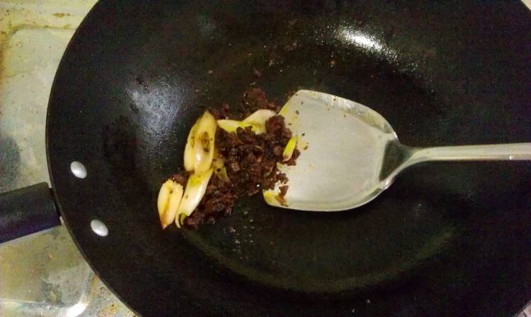 香菇酱炒馒头粒步骤4
