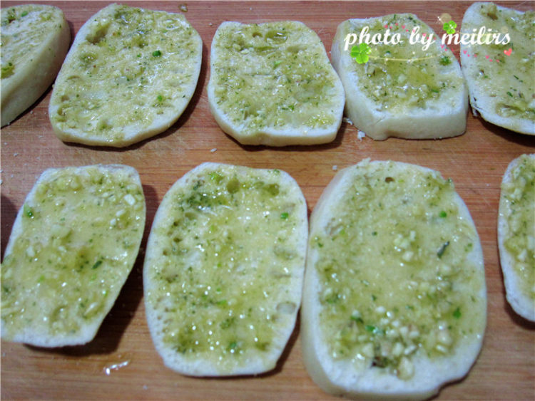 蒜香烤馒头片步骤9