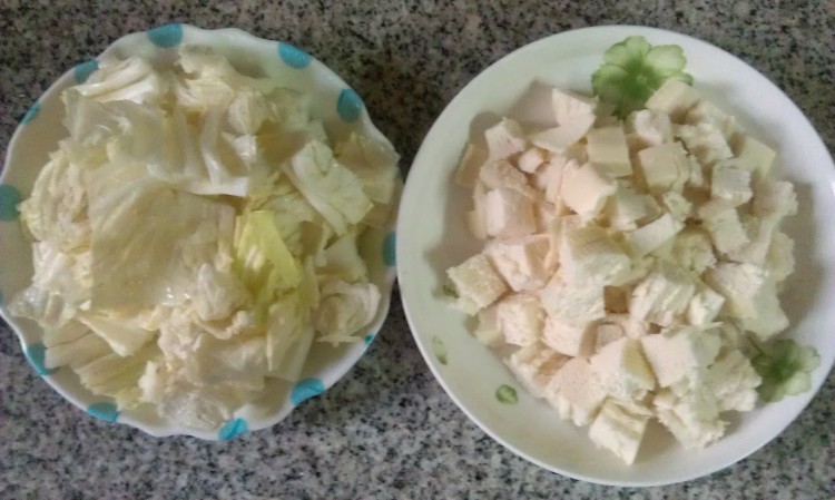 葱香白菜炒馒头步骤2