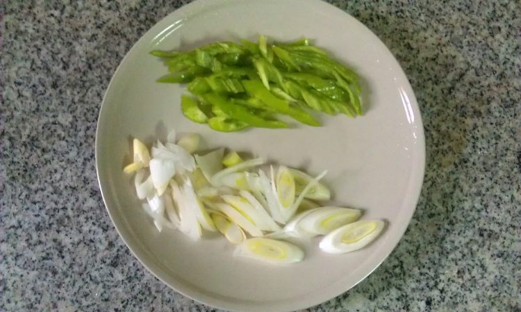 葱香白菜炒馒头步骤3