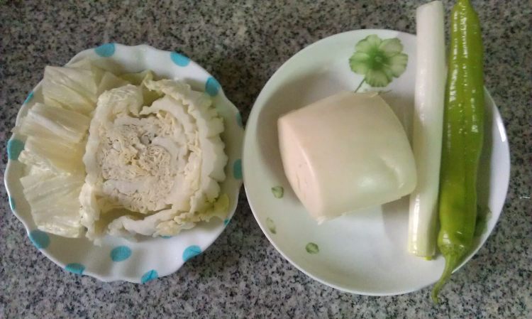 葱香白菜炒馒头步骤1