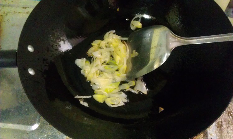 葱香白菜炒馒头步骤4